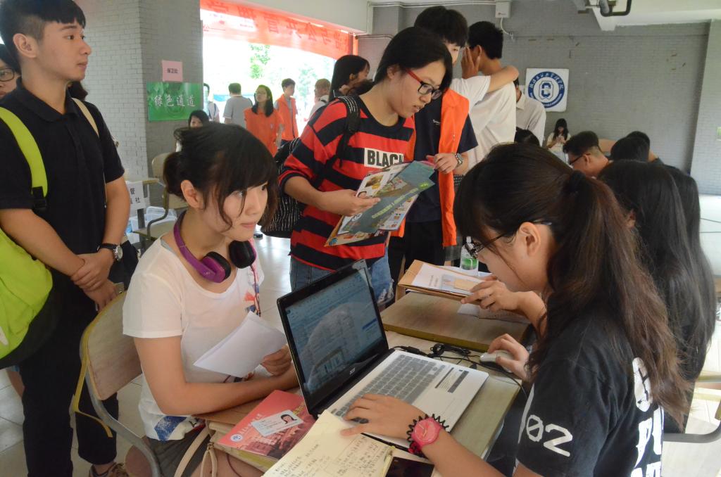 新生在办理入学手续