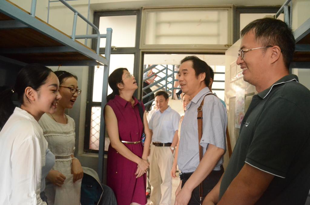 公司领导到宿舍慰问新生