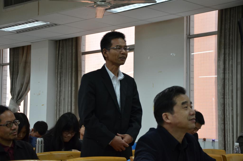 公司党委书记高云坚进行提问