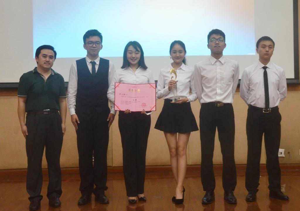 评委与嘉宾为选手颁奖