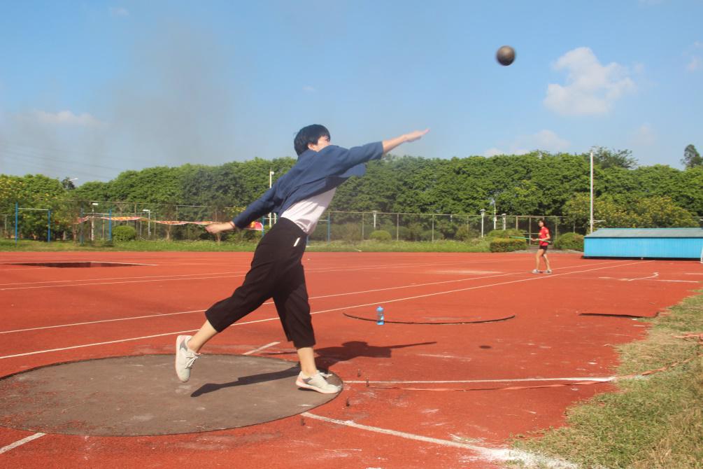 选手进行铅球比赛