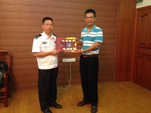 公司高云坚书记韶关监狱赠送纪念品