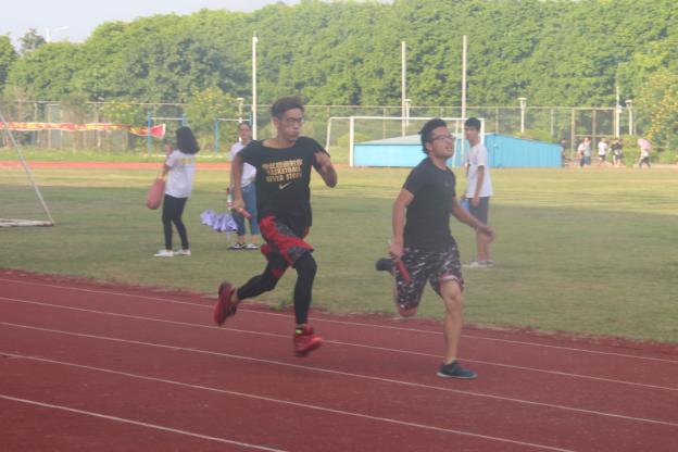 选手们在赛场上挥洒汗水