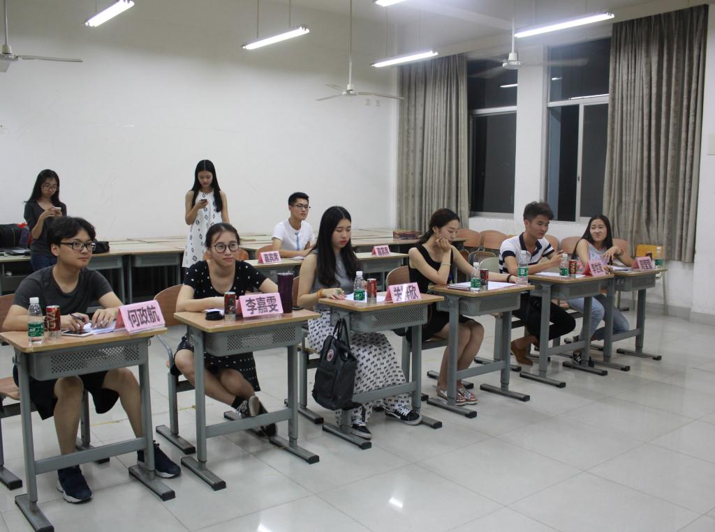 评委们认真打分