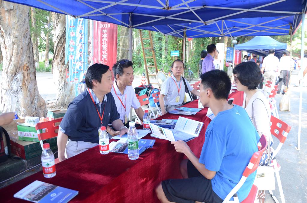 老师为员工及家长答疑