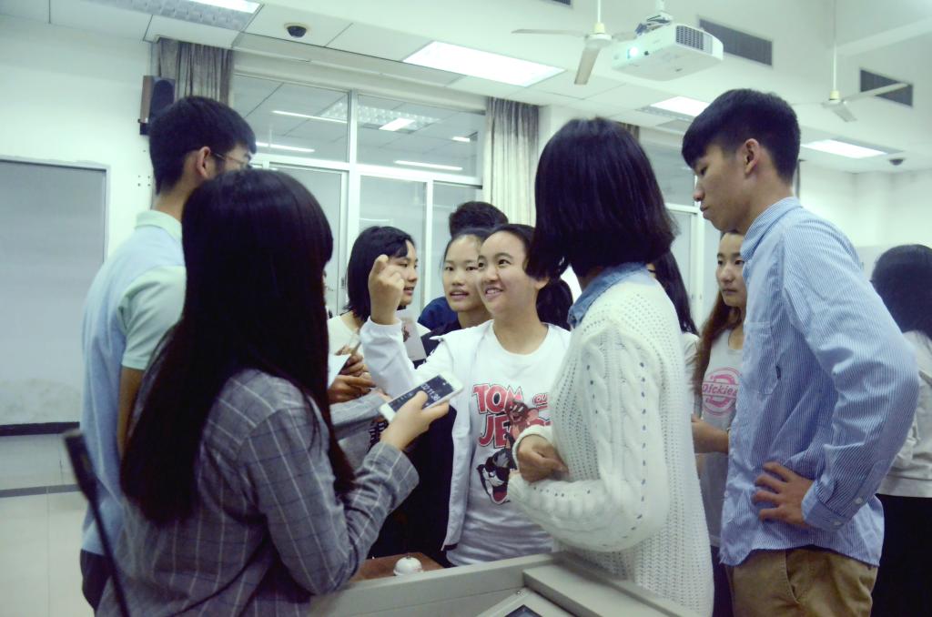 大小粤亮在进行“任务卡比赛”