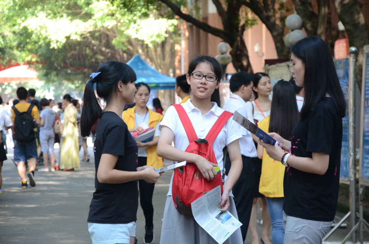 员工代表热情讲解