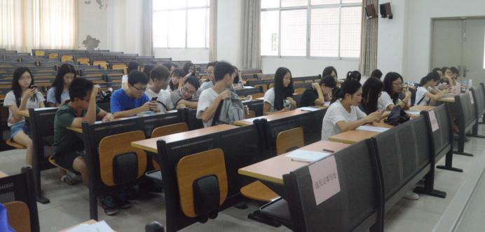 同学们填写选票