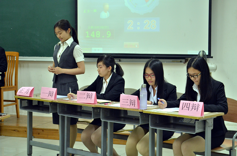 双方着衣一黑一白,可谓是“针锋相对”