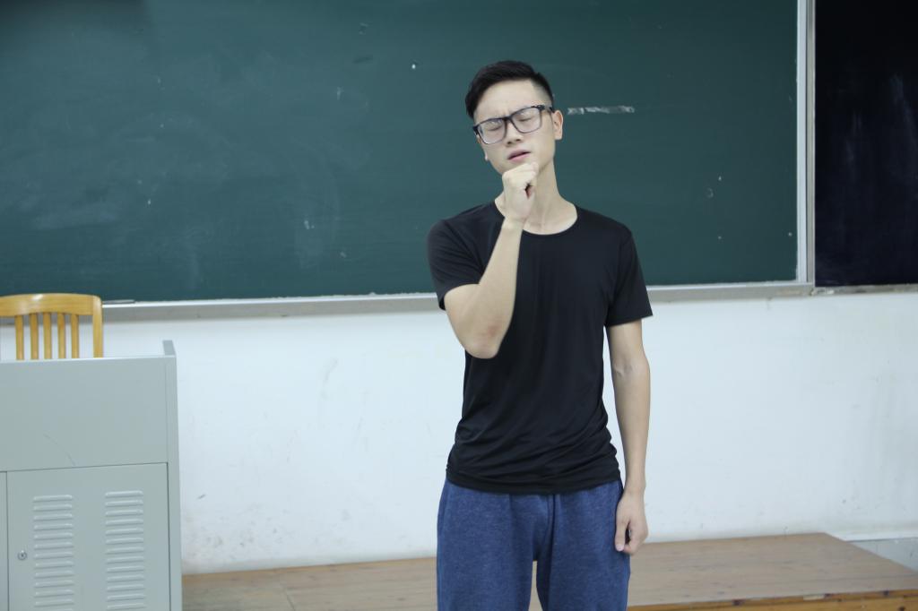 帅气选手忘我歌唱中