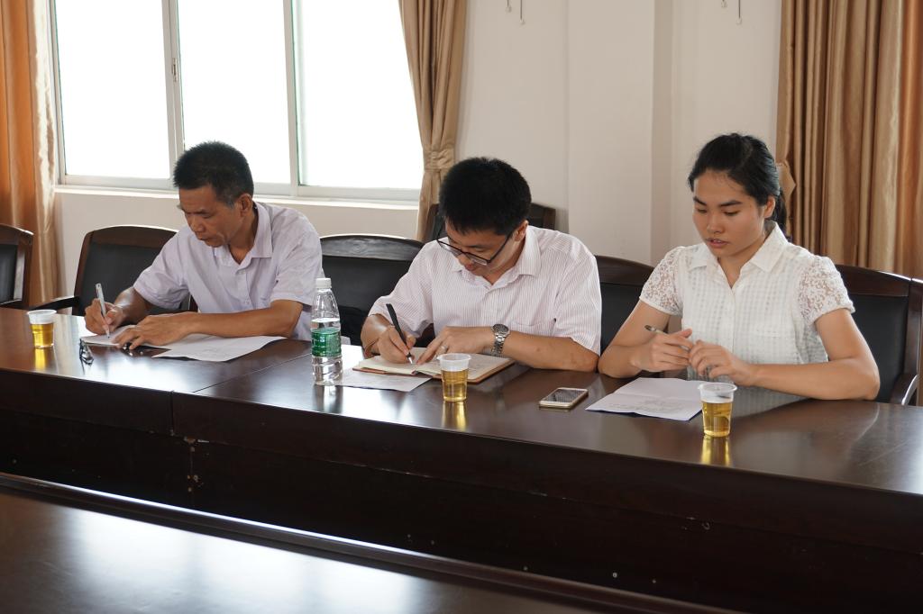 高云坚、张信勇、房瑞佳听取员工工作汇报