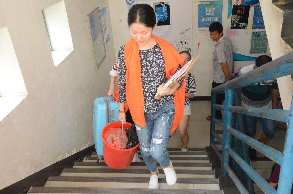 志愿者热情帮忙搬行李