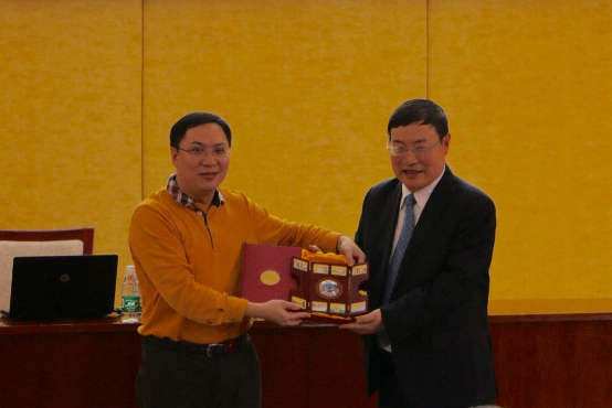 刘董事长给教授赠送纪念品