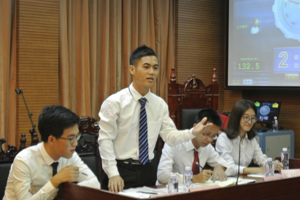 选手投入地辩论