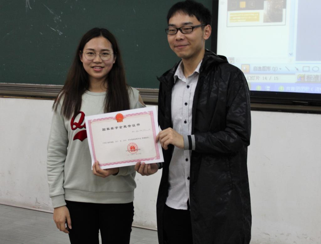 白辅导员为邓师姐颁发获奖证书