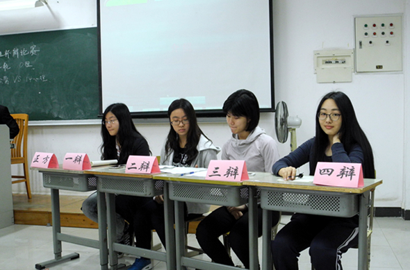 双方四辩都是美女喔