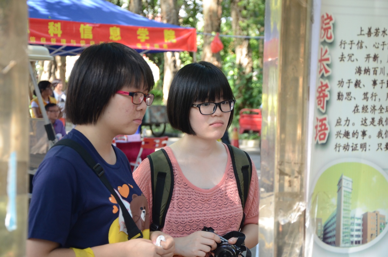 考生观看政管展板