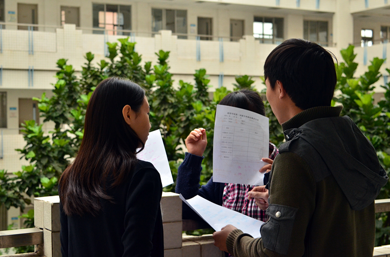 评委正在商讨比赛结果