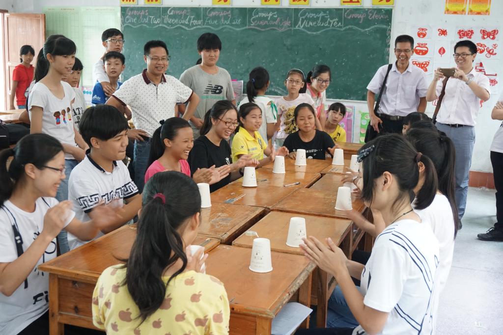 队员与员工合作展示杯子舞