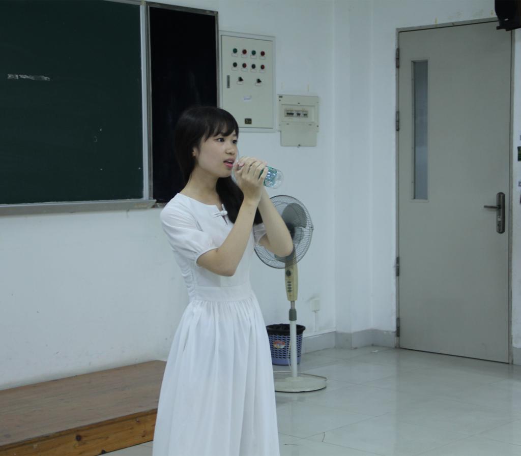 温柔演绎歌曲的白衣女孩