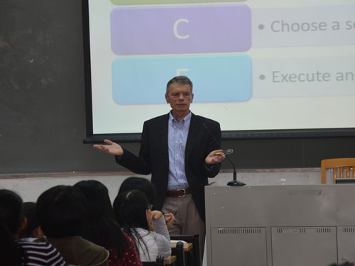 Peter Newcombe教授进行讲座