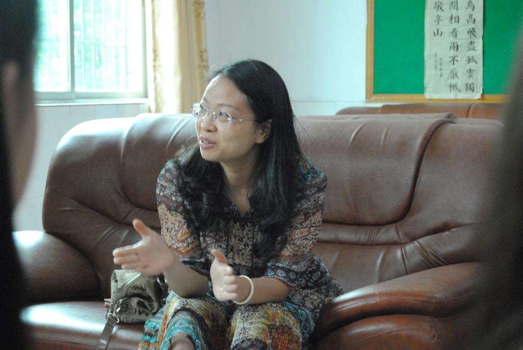 涂斌主任指导员工工作