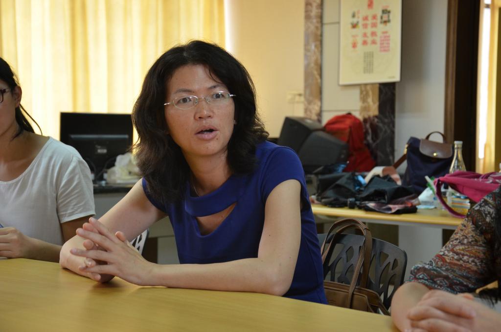 邵任薇主任指导员工工作