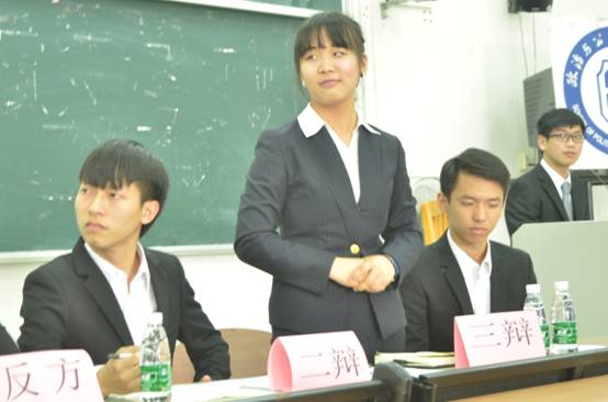 反方三辩沉着迎战