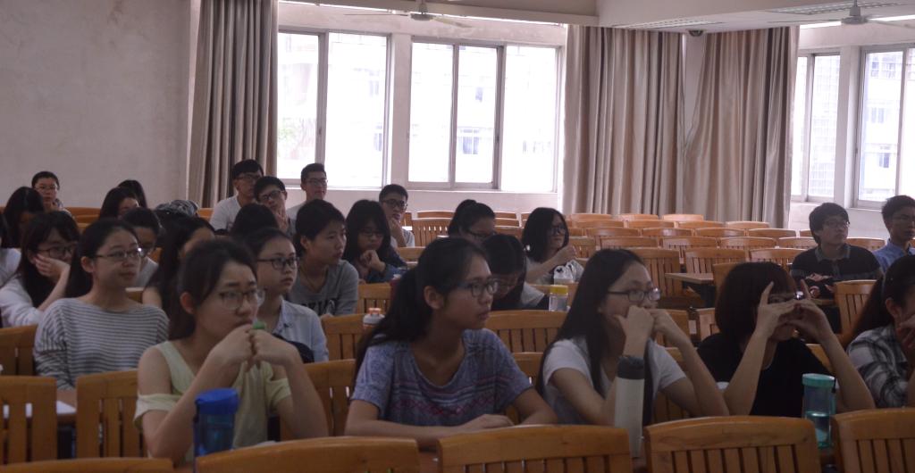 员工认真的听讲