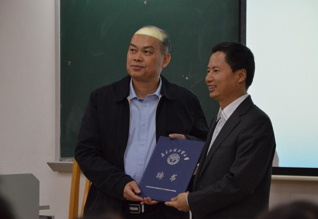 公司党委副书记卢景辉为谭教授颁发聘书