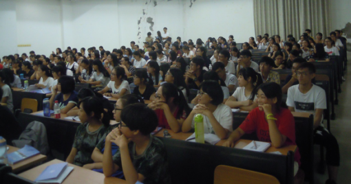 全体同学认真聆听