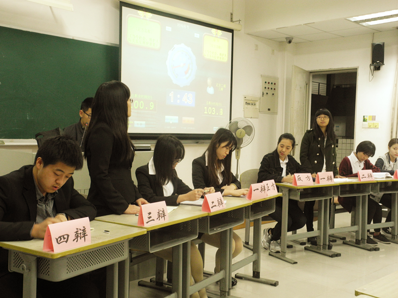 双方辩手正在对辩